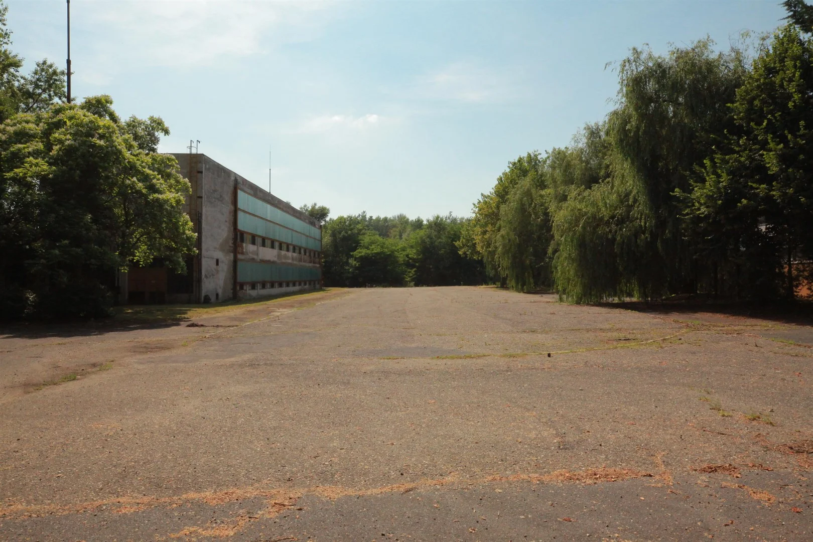26 ha terület csarnokokkal, nagy kapacitású árammal és karsztvízzel - Kép 3