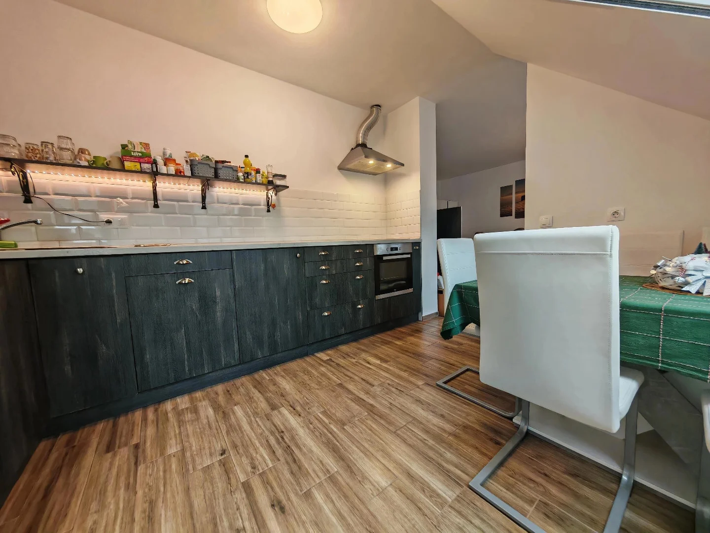 Eger, Dr Frank Mária utcában újszerű, világos, tágas, erkélyes lakás eladó!