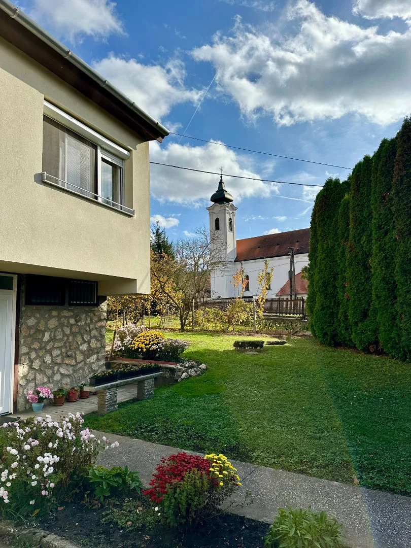 Bakonybélben Központi elhelyezkedésű családi ház keresi új tulajdonosát.