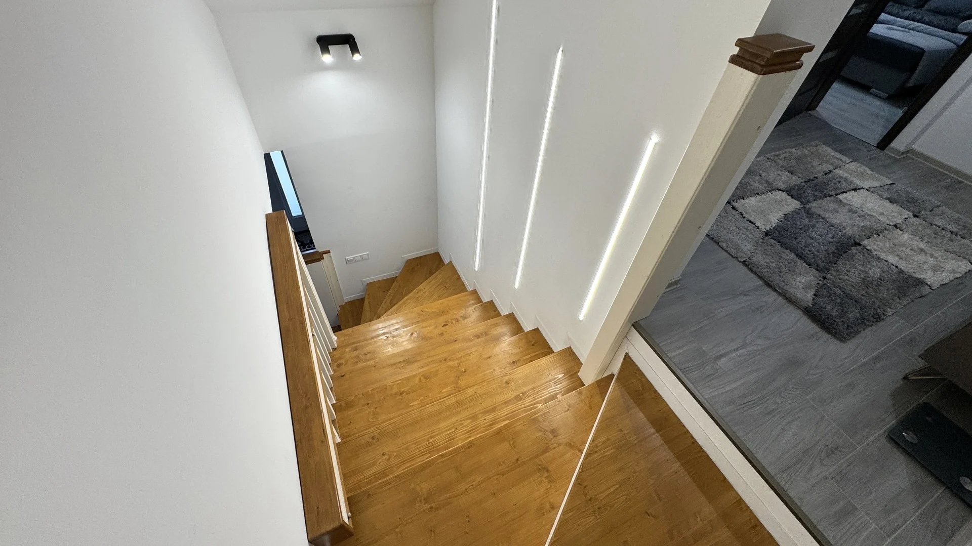 Nyíregyházán a Báthory lakóparkban, csendes aszfaltozott utcában, exkluzív prémium minőségű, magas műszaki tartalommal rendelkező 142 nm-es, 3 szoba-amerikai konyha-nappalis, családi ikerház, 500 nm-es parkosított udvarral eladó. - Kép 19