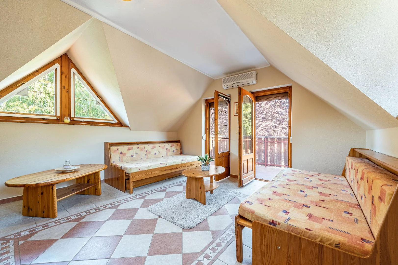 Balatonszárszón, mindössze 250 méterre a vízparttól és a közkedvelt szabad strandtól, eladó egy 2 éve felújított, azonnal költözhető kétszintes nyaraló! - Kép 10