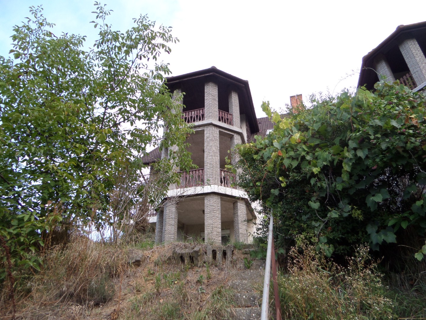 Komló szilvás városrészben panorámás családi ház - Kép 2