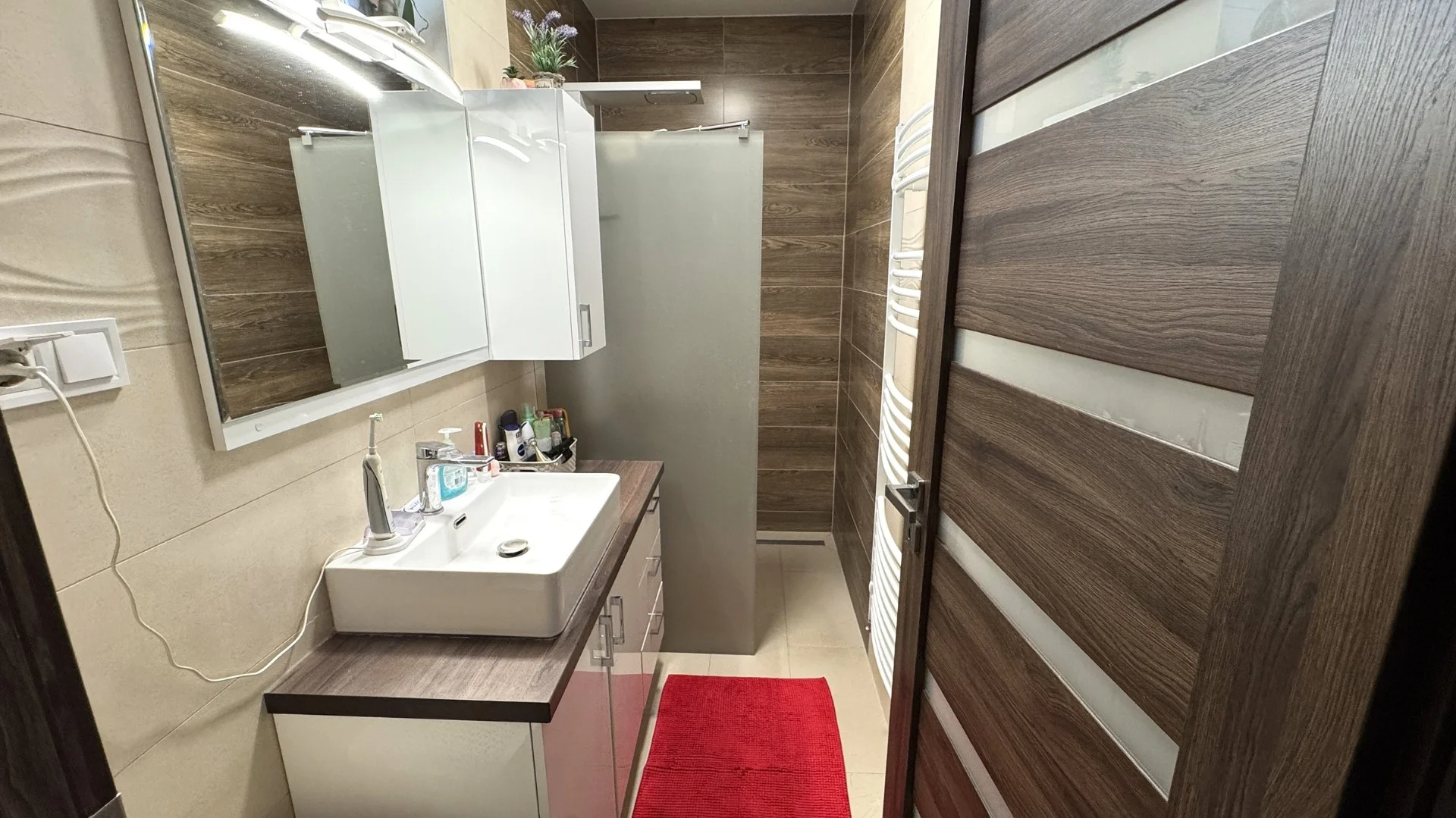 Nyíregyházán a Báthory lakóparkban, csendes aszfaltozott utcában, exkluzív prémium minőségű, magas műszaki tartalommal rendelkező 142 nm-es, 3 szoba-amerikai konyha-nappalis, családi ikerház, 500 nm-es parkosított udvarral eladó. - Kép 14