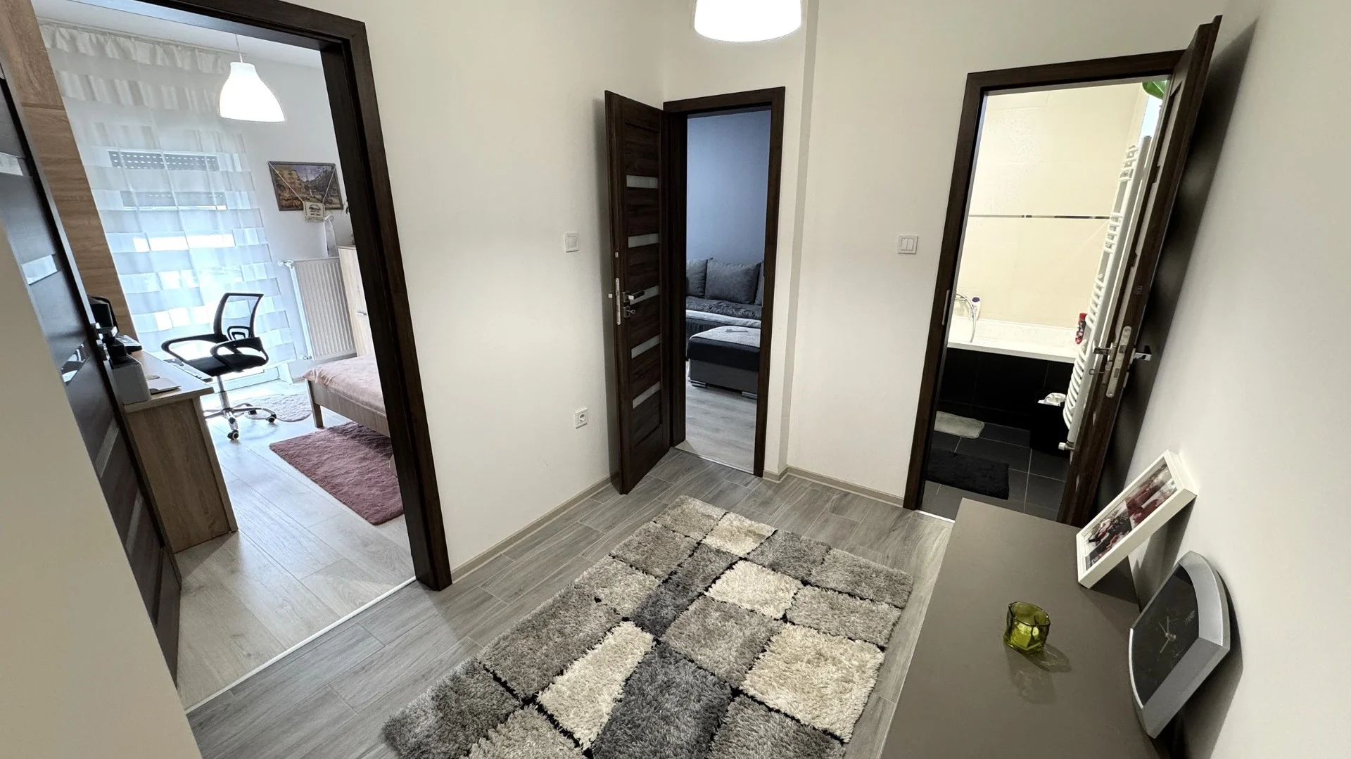 Nyíregyházán a Báthory lakóparkban, csendes aszfaltozott utcában, exkluzív prémium minőségű, magas műszaki tartalommal rendelkező 142 nm-es, 3 szoba-amerikai konyha-nappalis, családi ikerház, 500 nm-es parkosított udvarral eladó. - Kép 17