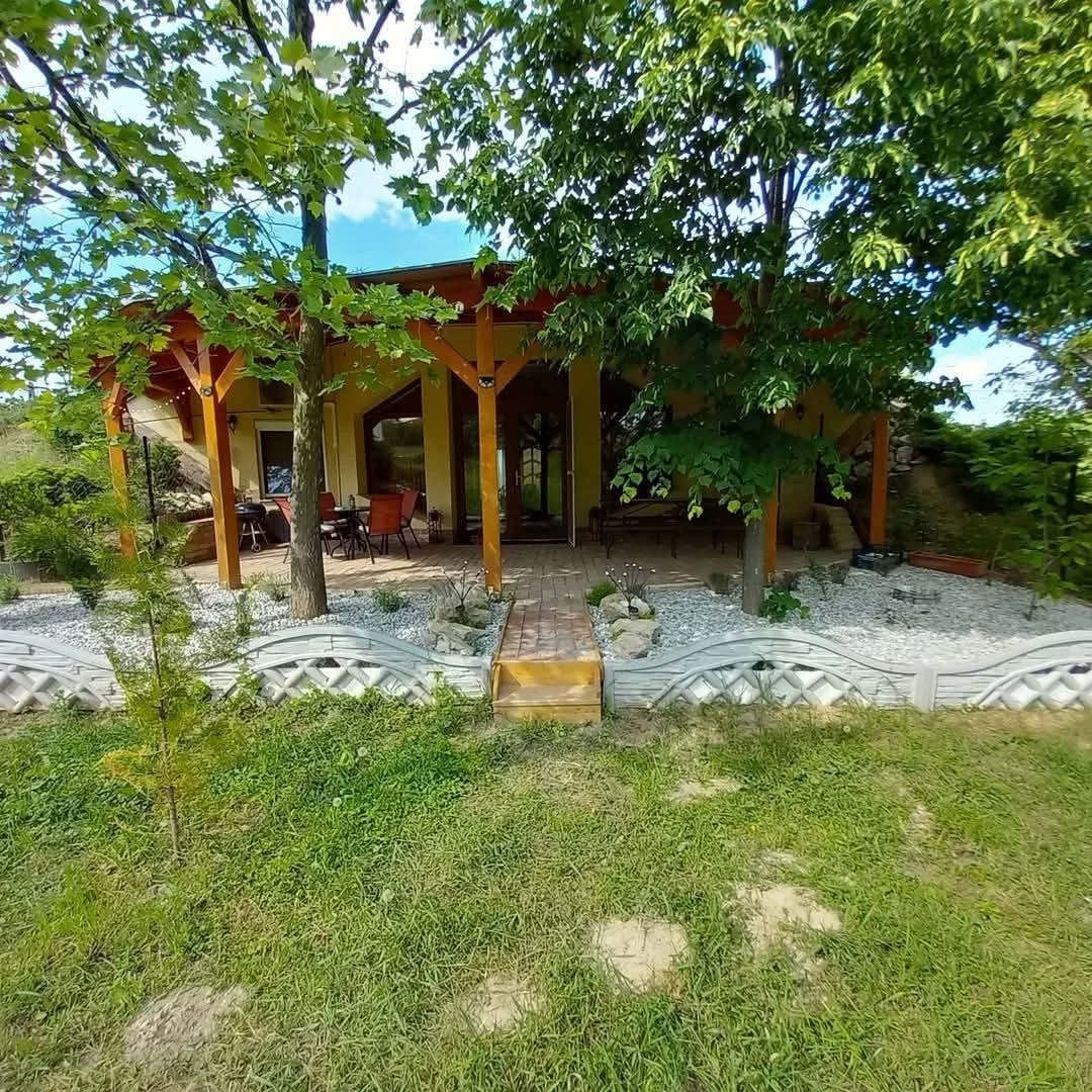 Különleges organikus dombház - Kép 2