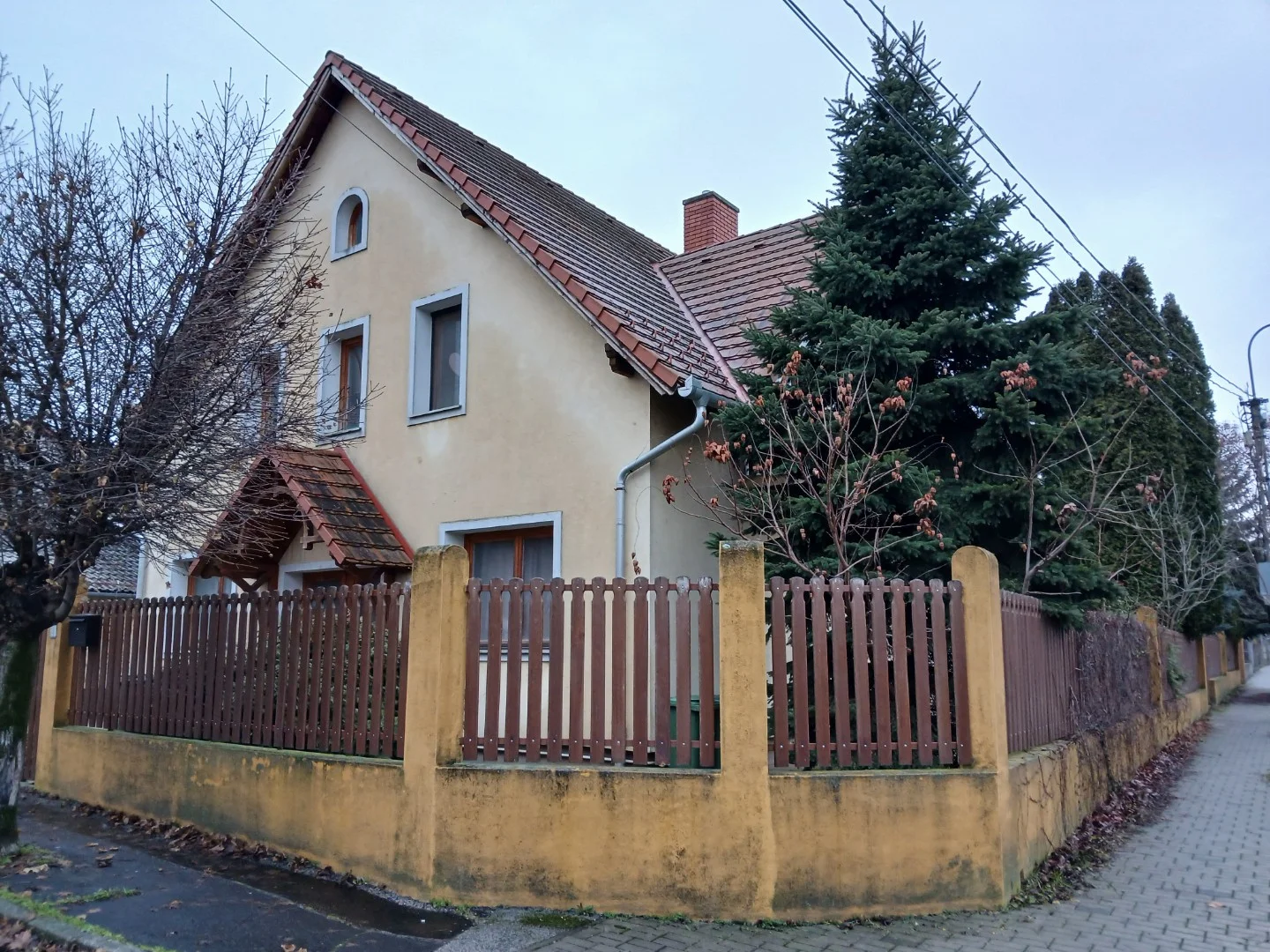 Csodás kétszintes háromlakásos családi kertesház melléképülettel - Kép 10
