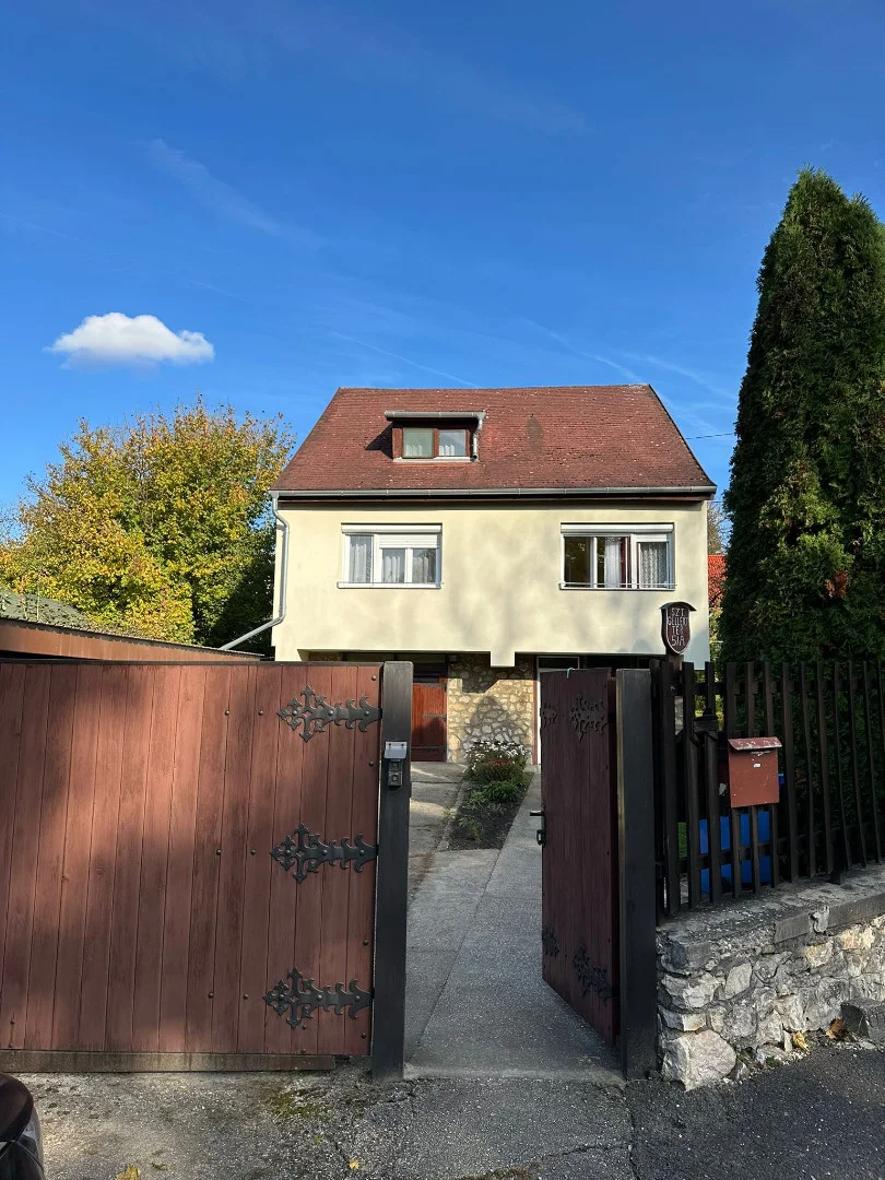 Bakonybélben Központi elhelyezkedésű családi ház keresi új tulajdonosát. - Kép 9