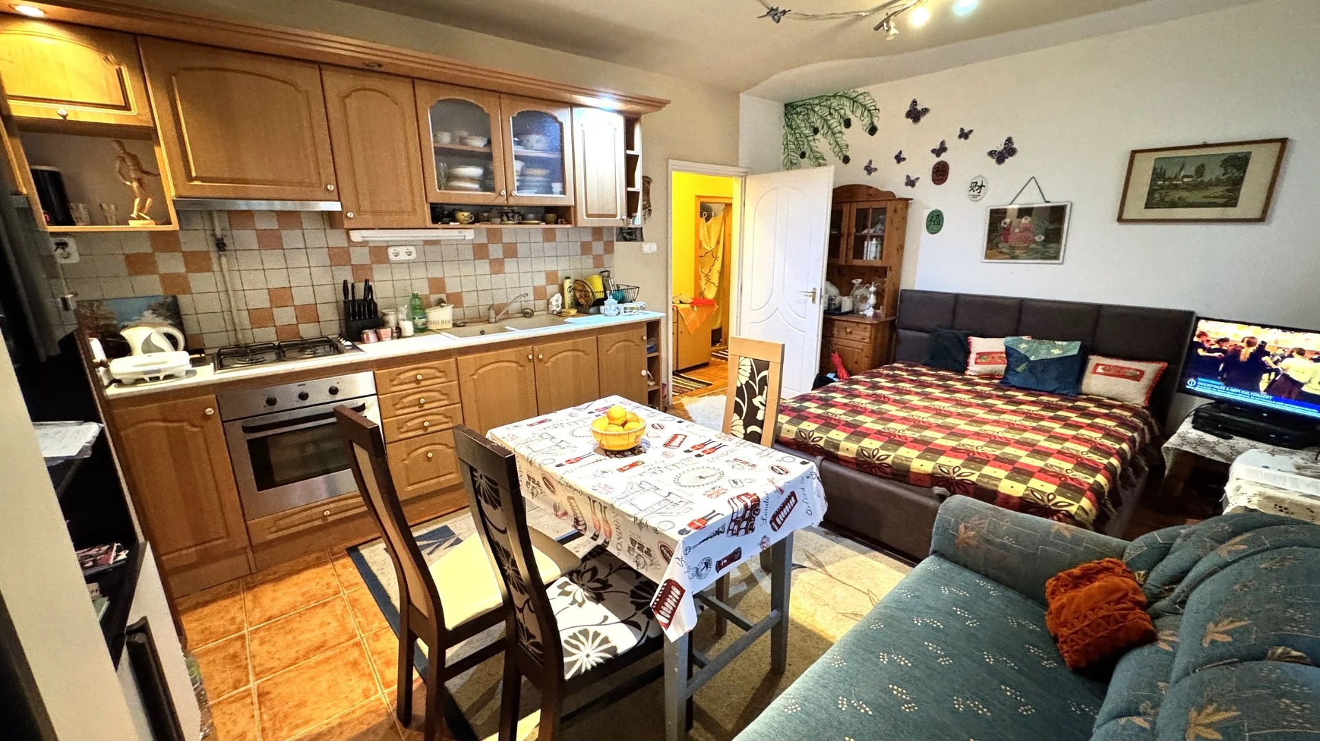 Nyíregyháza belvárosában a Kossuth utca közelében, földszinten lévő, 45 nm-es, 1 szoba-amerikai konyha-nappalis, csendes udvarra néző, akadálymentesített, fiatal tégla építésű lakás eladó.