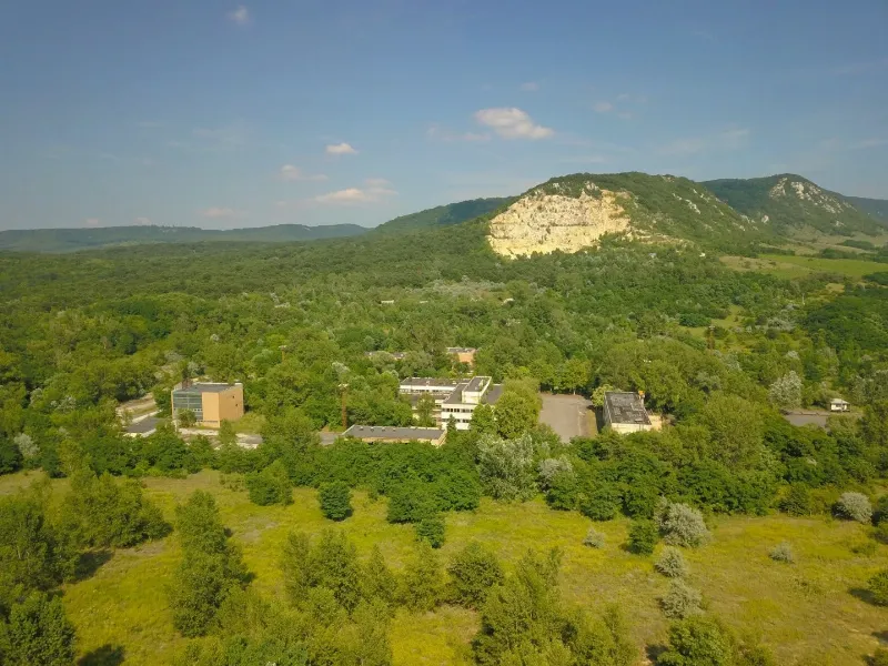 26 ha terület csarnokokkal, nagy kapacitású árammal és karsztvízzel