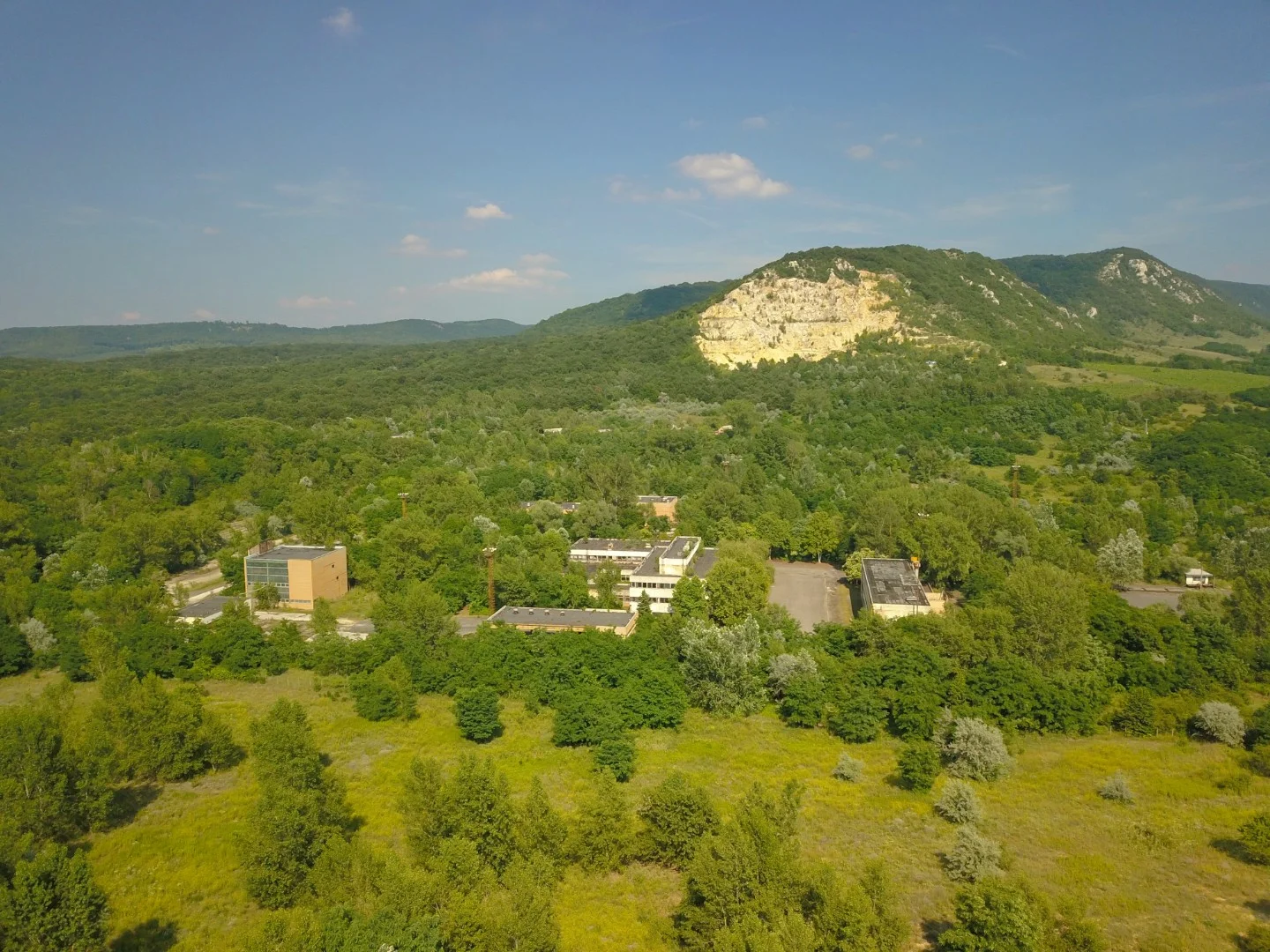 26 ha terület csarnokokkal, nagy kapacitású árammal és karsztvízzel