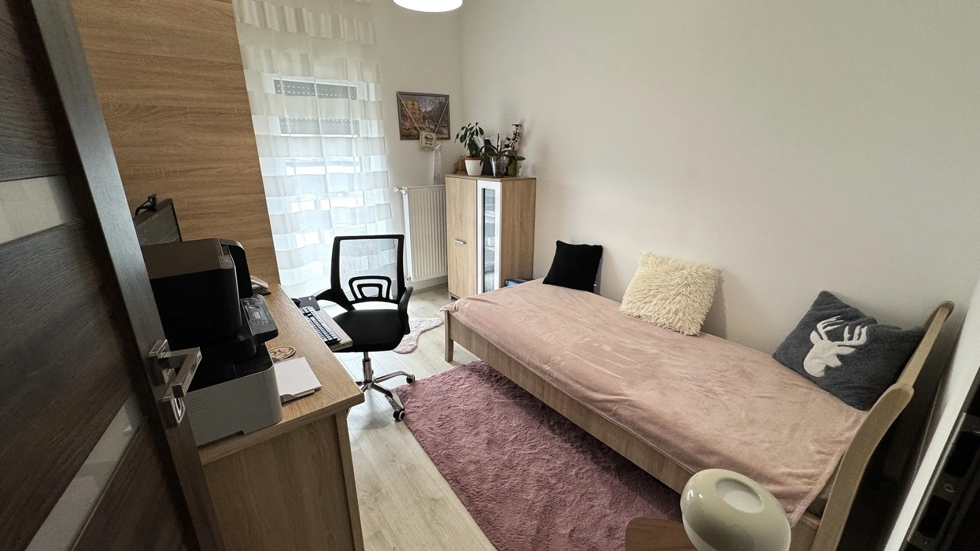 Nyíregyházán a Báthory lakóparkban, csendes aszfaltozott utcában, exkluzív prémium minőségű, magas műszaki tartalommal rendelkező 142 nm-es, 3 szoba-amerikai konyha-nappalis, családi ikerház, 500 nm-es parkosított udvarral eladó. - Kép 12