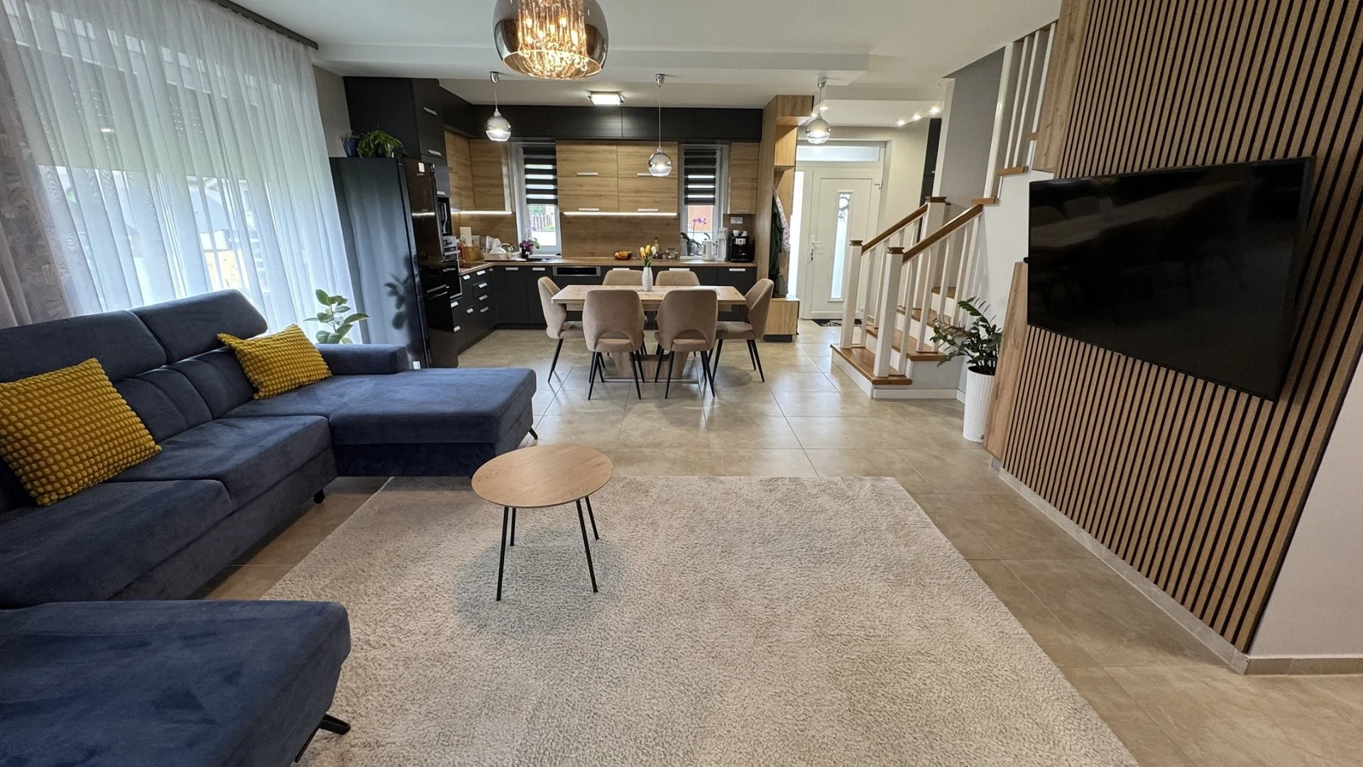 Nyíregyházán a Báthory lakóparkban, csendes aszfaltozott utcában, exkluzív prémium minőségű, magas műszaki tartalommal rendelkező 142 nm-es, 3 szoba-amerikai konyha-nappalis, családi ikerház, 500 nm-es parkosított udvarral eladó. - Kép 2