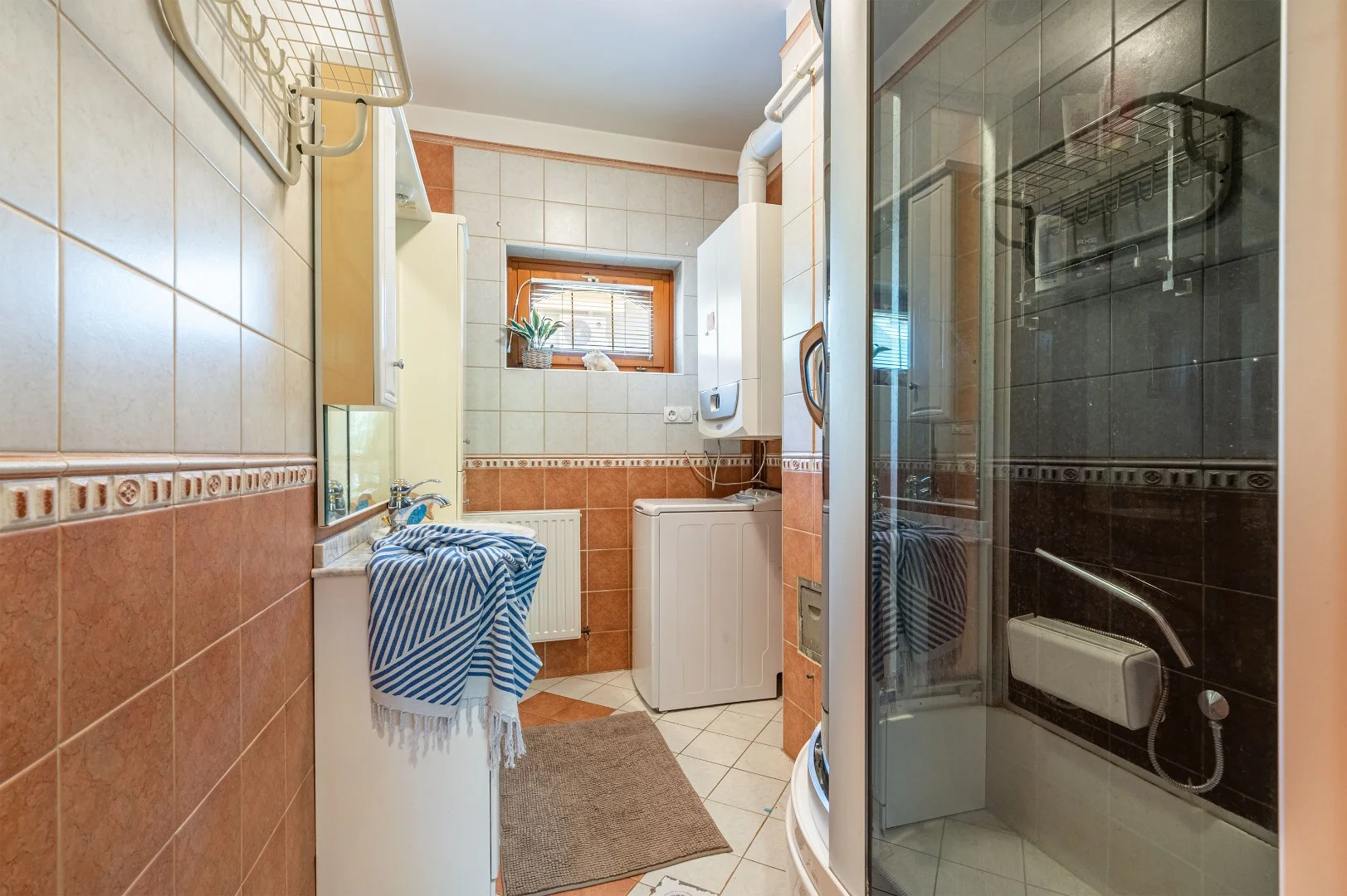 Balatonszárszón, mindössze 250 méterre a vízparttól és a közkedvelt szabad strandtól, eladó egy 2 éve felújított, azonnal költözhető kétszintes nyaraló! - Kép 13