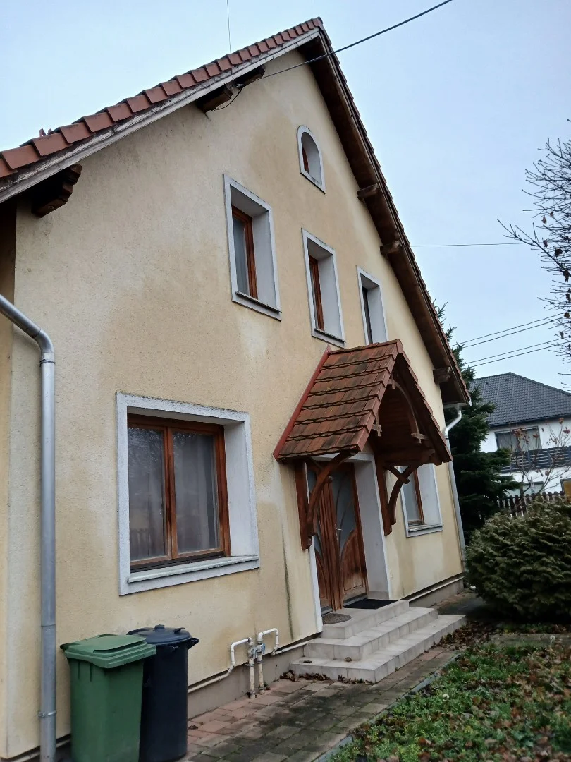Csodás kétszintes háromlakásos családi kertesház melléképülettel - Kép 2