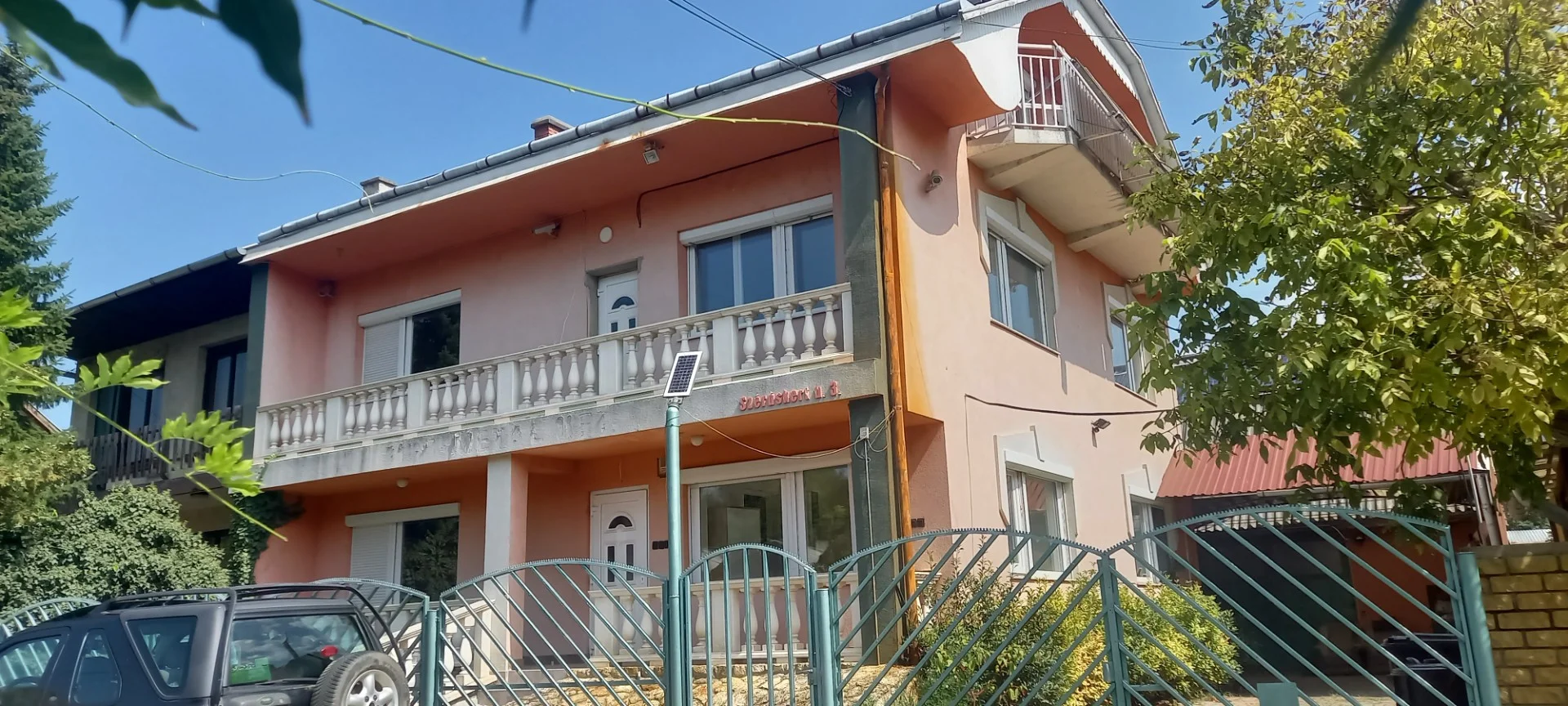 3 lakás egy házban!
