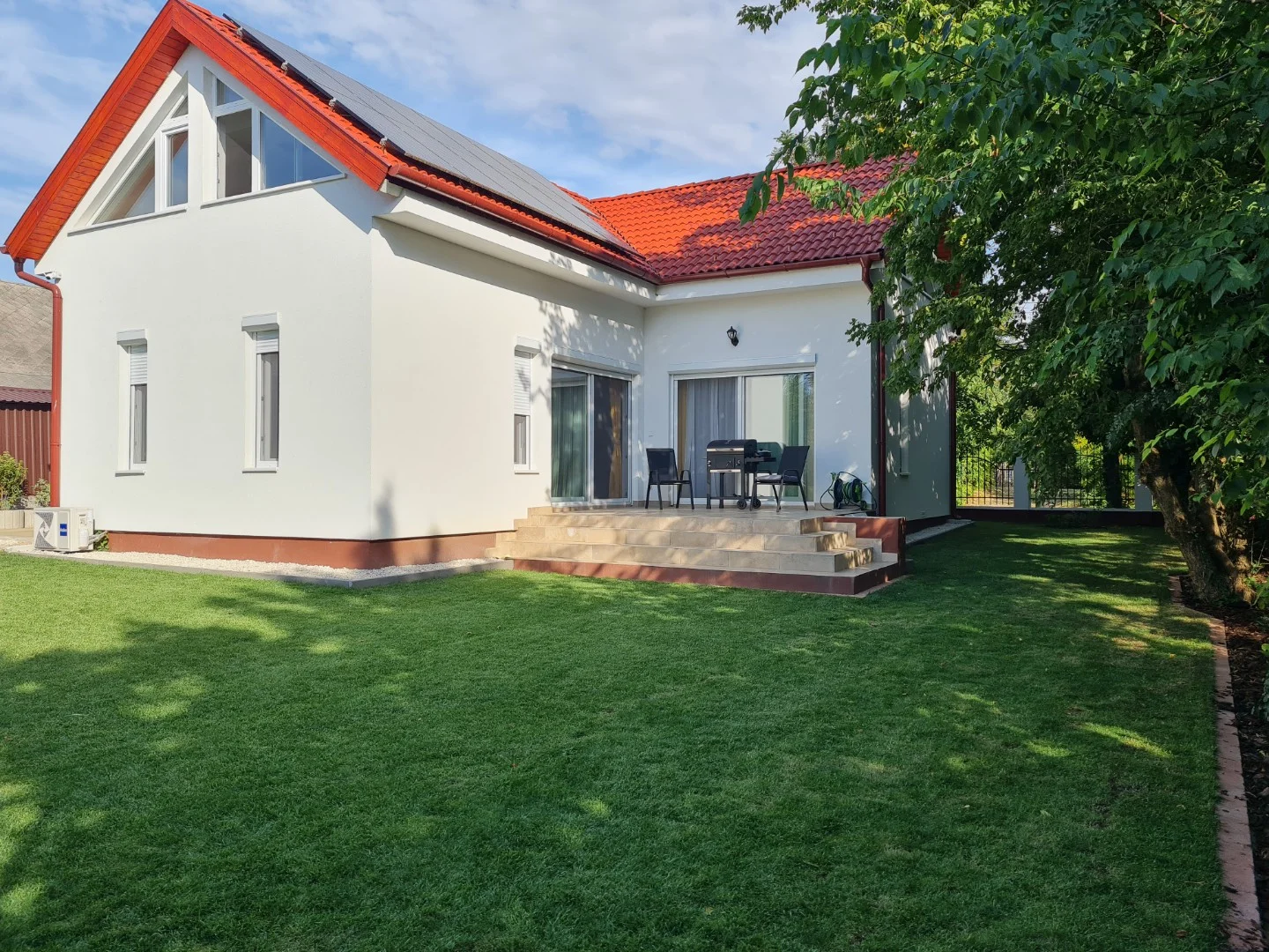 Balatonvilágos - Magaspart közelében azonnal költözhető családi ház eladó!