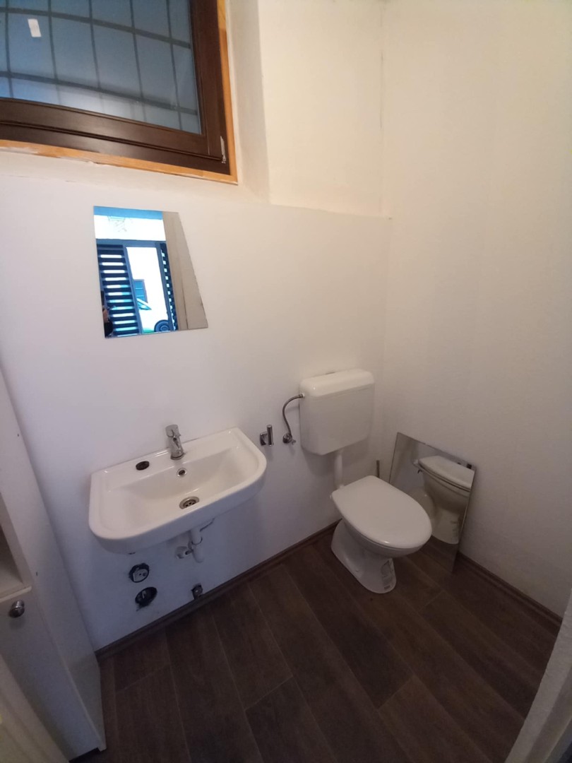 Belvárosi üzlet nagy utcafronti kirakattal kiadó - Kép 3