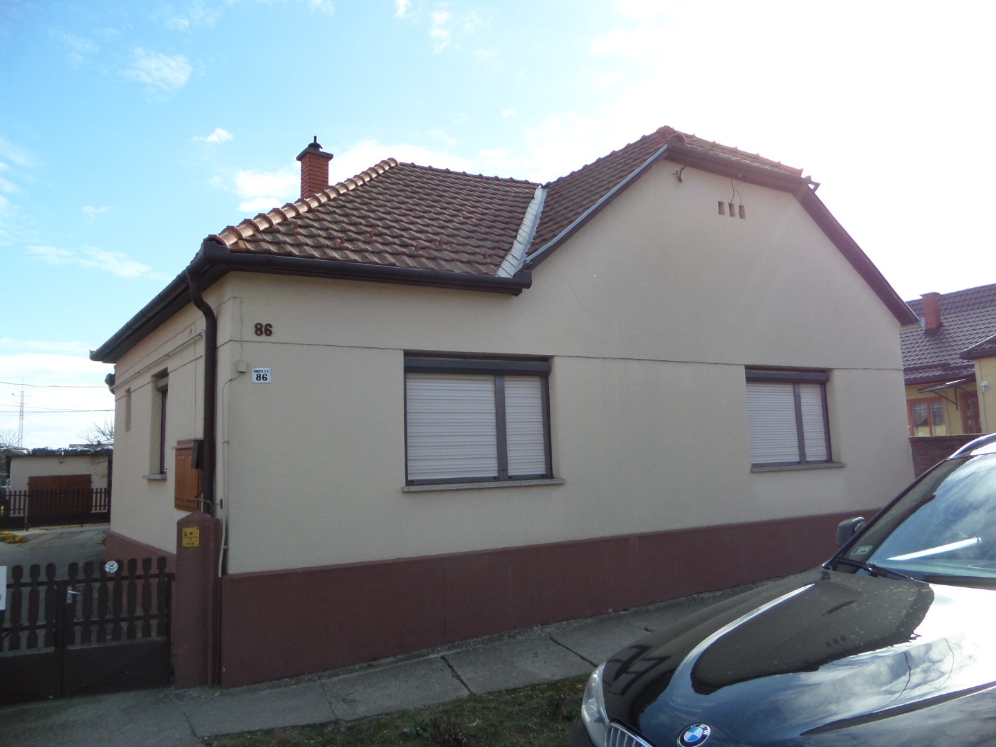 Villány központjában sok lehetőséget magában foglaló családi ház eladó