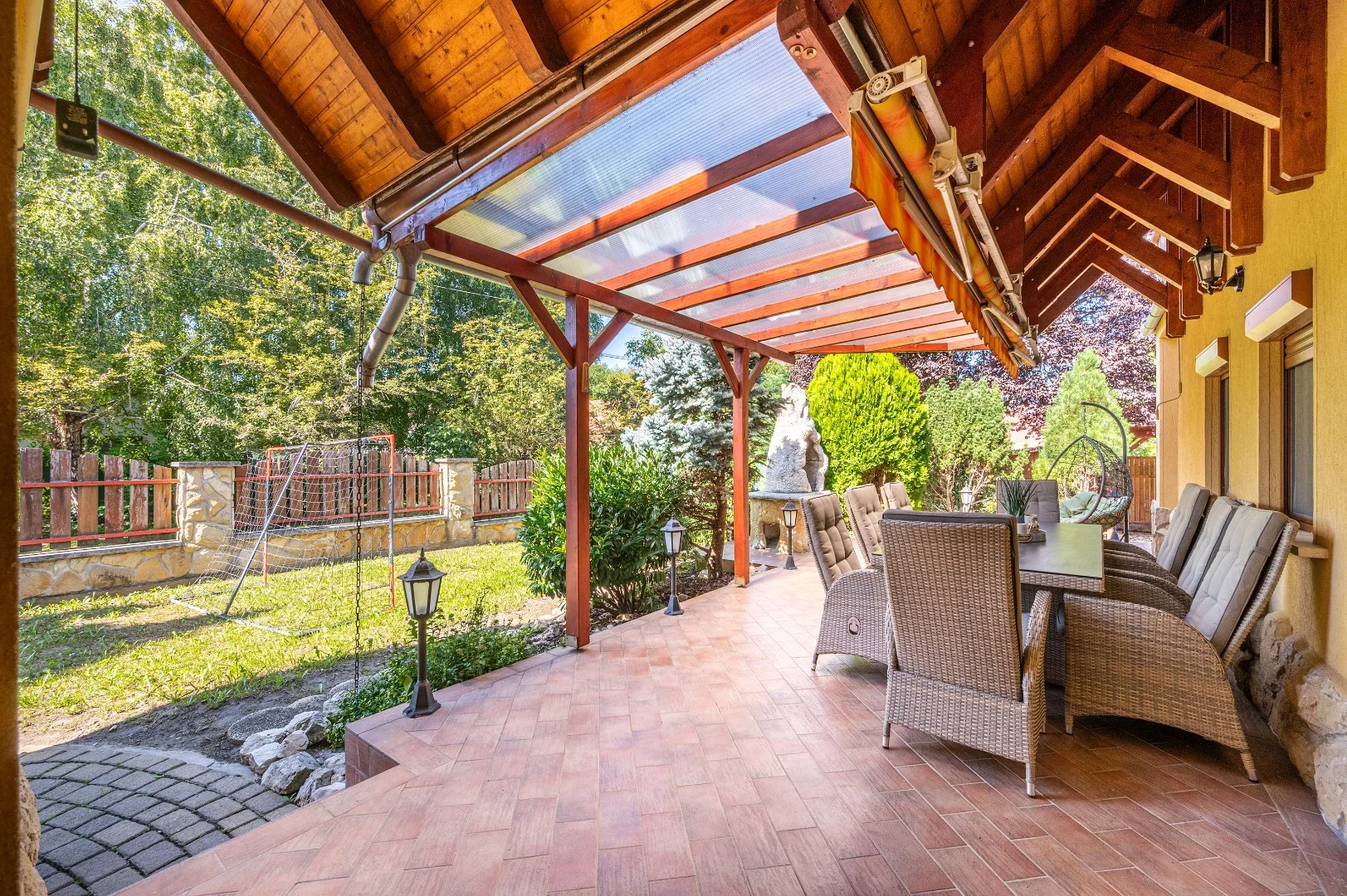 Balatonszárszón, mindössze 250 méterre a vízparttól és a közkedvelt szabad strandtól, eladó egy 2 éve felújított, azonnal költözhető kétszintes nyaraló!