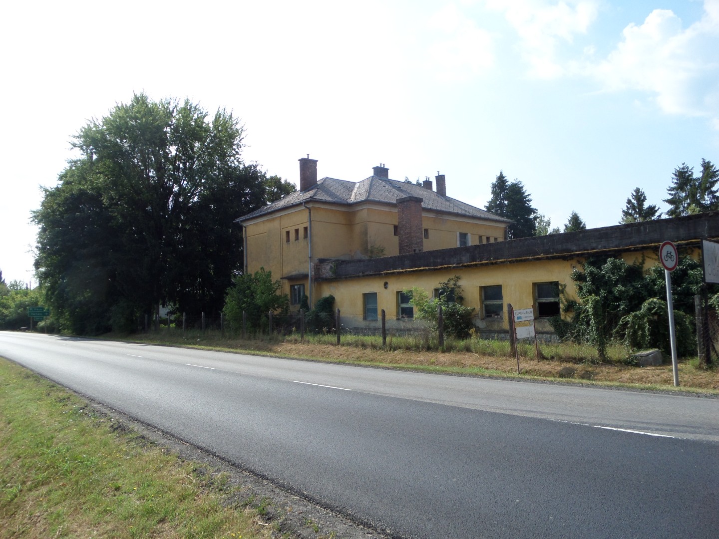 Darányban befektetésnek alkalmas volt TSZ irodaépület eladó