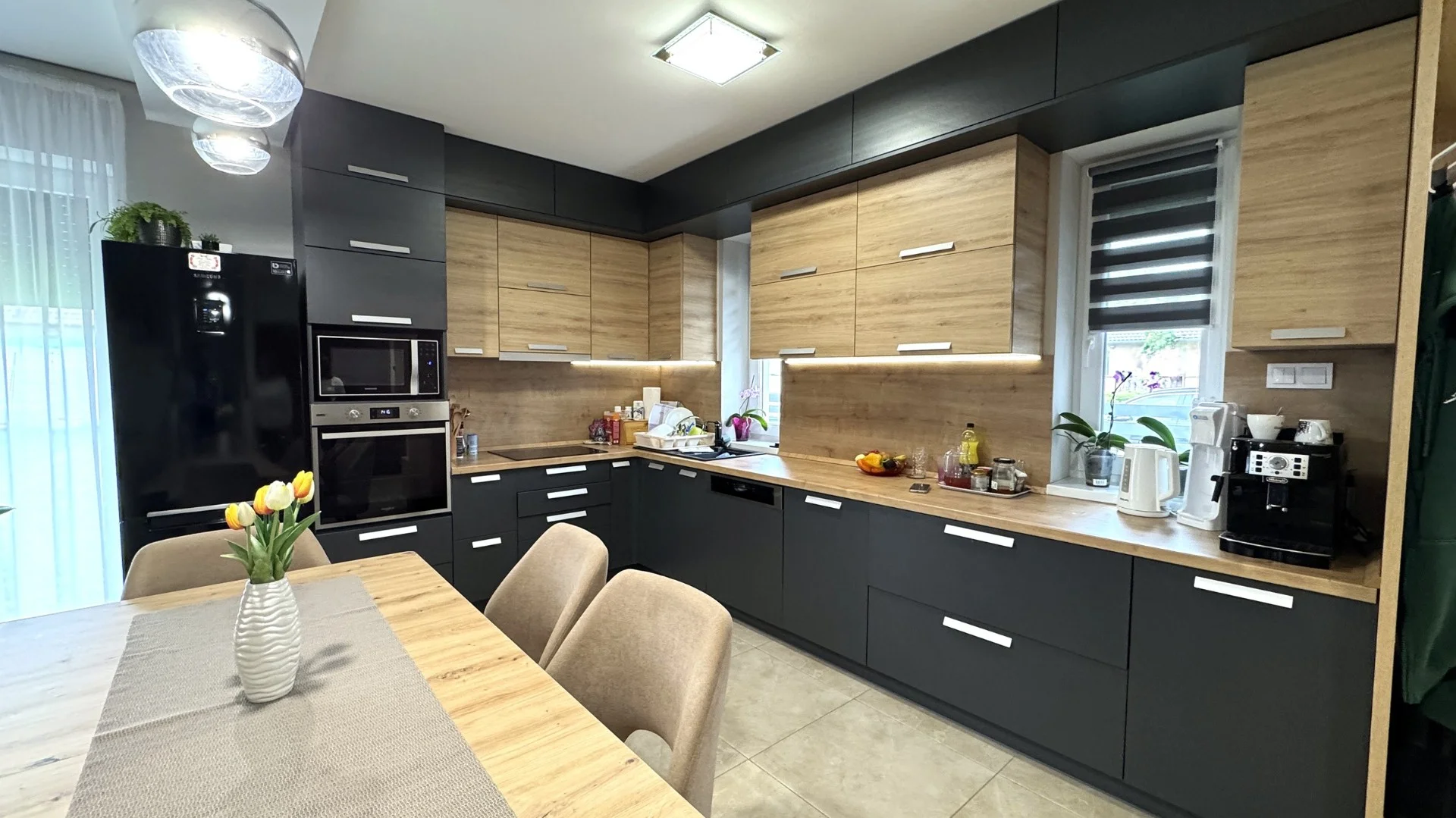 Nyíregyházán a Báthory lakóparkban, csendes aszfaltozott utcában, exkluzív prémium minőségű, magas műszaki tartalommal rendelkező 142 nm-es, 3 szoba-amerikai konyha-nappalis, családi ikerház, 500 nm-es parkosított udvarral eladó. - Kép 3