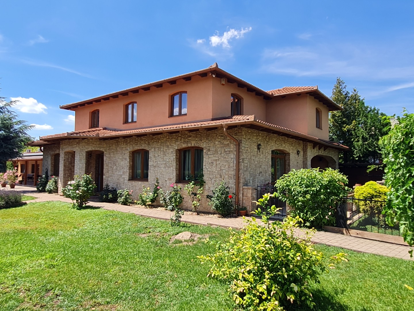 Családi ház eladó, fix hozamú bevétellel Balaton közelében! Kivételes, exkluzív ajánlat Polgárdiban!