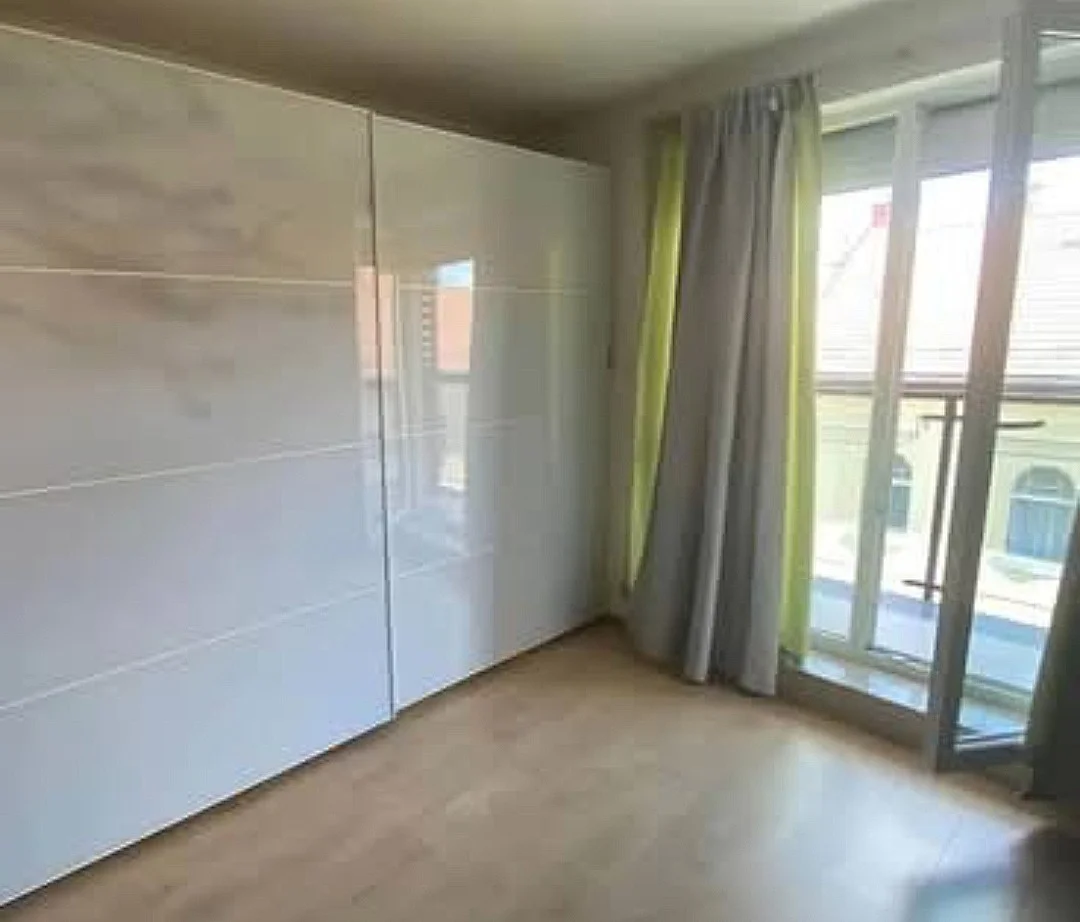 Eladó lakás! Megközelíthetőség és bevásárlási lehetőség kiváló! - Kép 2