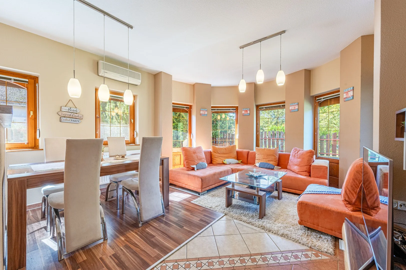 Balatonszárszón, mindössze 250 méterre a vízparttól és a közkedvelt szabad strandtól, eladó egy 2 éve felújított, azonnal költözhető kétszintes nyaraló! - Kép 2