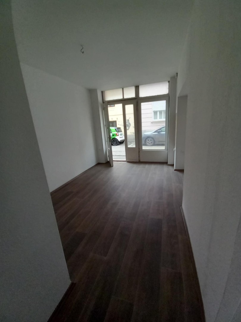 Belvárosi üzlet nagy utcafronti kirakattal kiadó - Kép 5