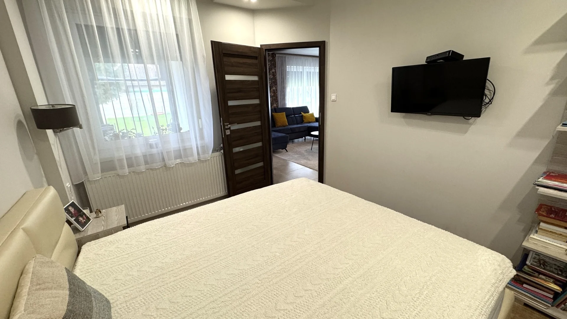 Nyíregyházán a Báthory lakóparkban, csendes aszfaltozott utcában, exkluzív prémium minőségű, magas műszaki tartalommal rendelkező 142 nm-es, 3 szoba-amerikai konyha-nappalis, családi ikerház, 500 nm-es parkosított udvarral eladó. - Kép 10