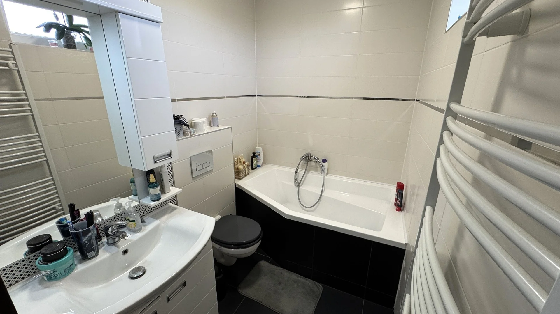 Nyíregyházán a Báthory lakóparkban, csendes aszfaltozott utcában, exkluzív prémium minőségű, magas műszaki tartalommal rendelkező 142 nm-es, 3 szoba-amerikai konyha-nappalis, családi ikerház, 500 nm-es parkosított udvarral eladó. - Kép 13