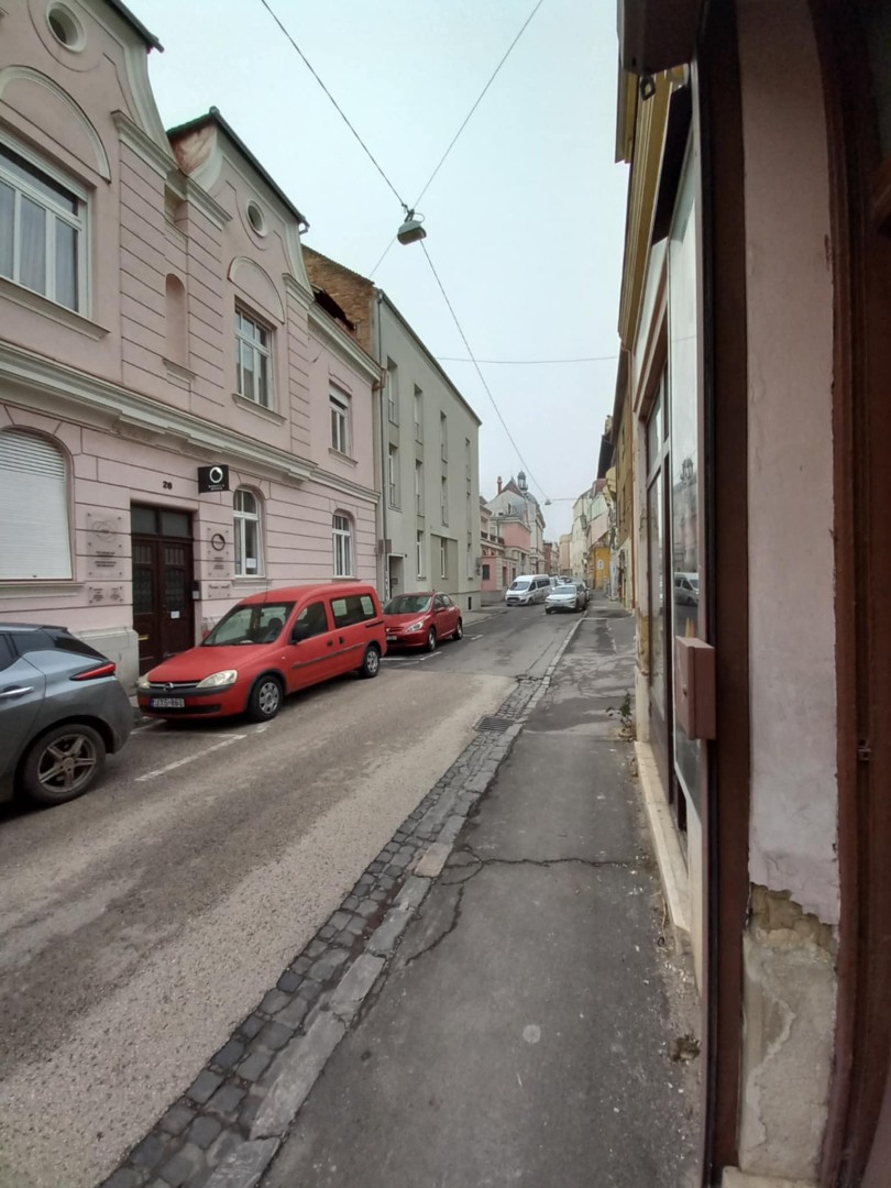 Belvárosi üzlet nagy utcafronti kirakattal kiadó - Kép 9