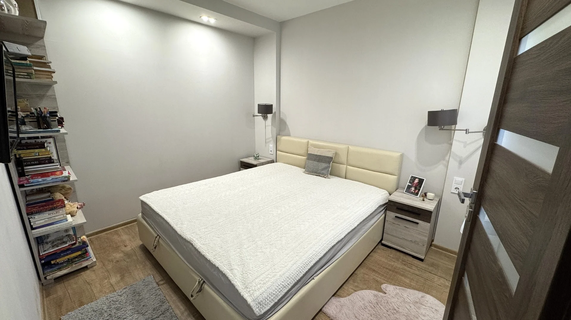 Nyíregyházán a Báthory lakóparkban, csendes aszfaltozott utcában, exkluzív prémium minőségű, magas műszaki tartalommal rendelkező 142 nm-es, 3 szoba-amerikai konyha-nappalis, családi ikerház, 500 nm-es parkosított udvarral eladó. - Kép 9