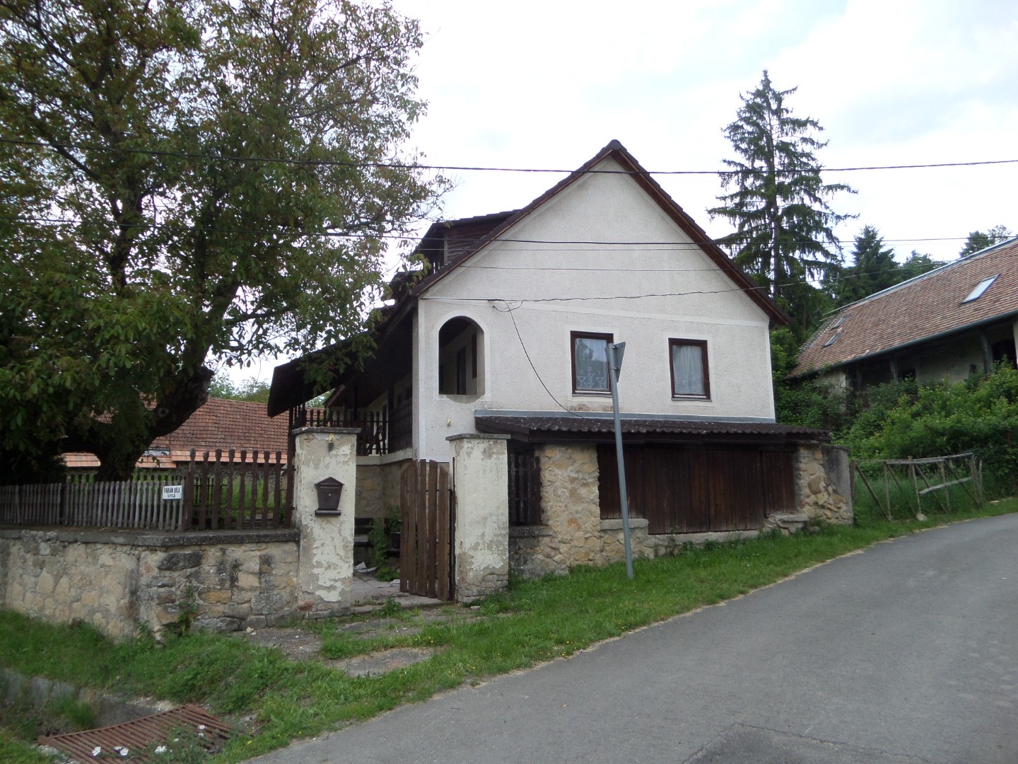 Mánfa központi részén belső két szintes családi ház eladó