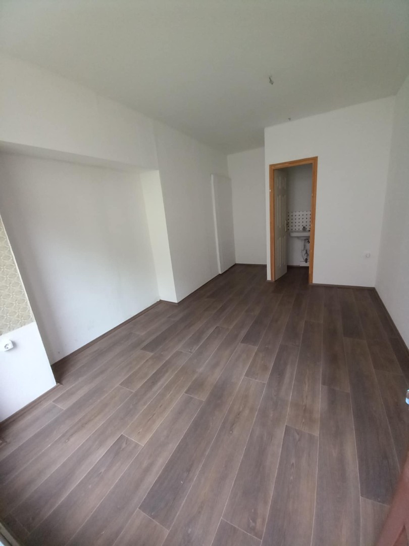 Belvárosi üzlet nagy utcafronti kirakattal kiadó - Kép 8