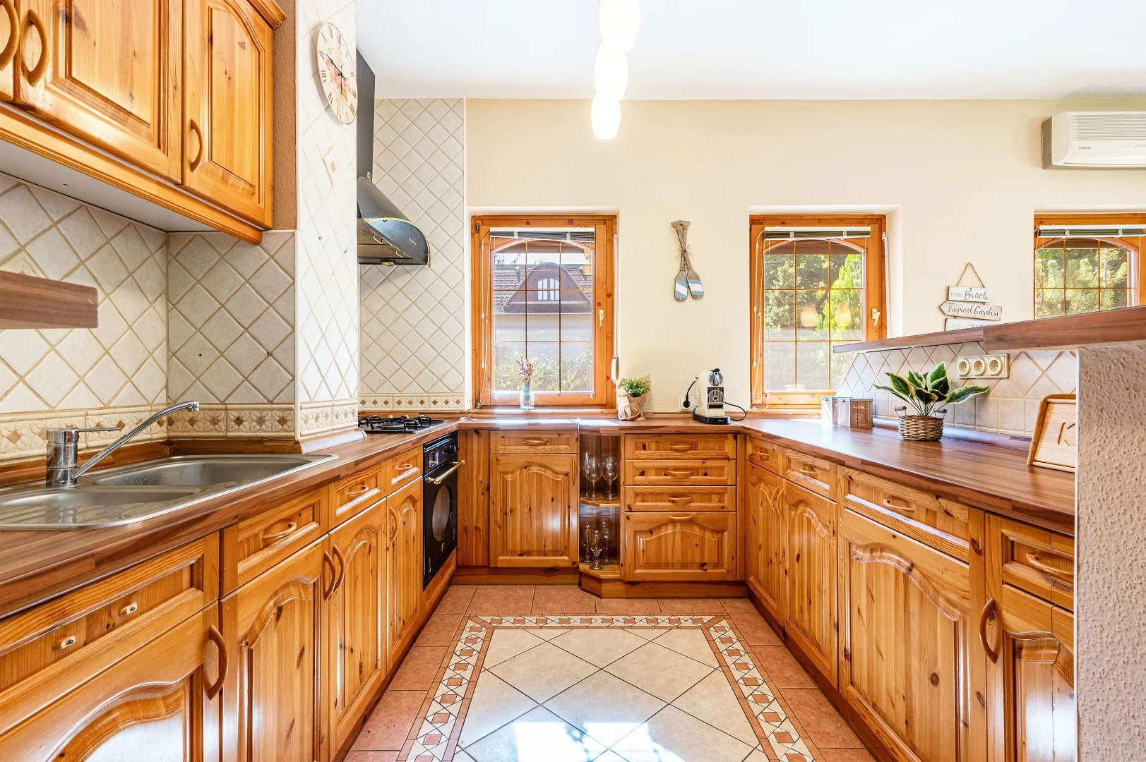 Balatonszárszón, mindössze 250 méterre a vízparttól és a közkedvelt szabad strandtól, eladó egy 2 éve felújított, azonnal költözhető kétszintes nyaraló! - Kép 3