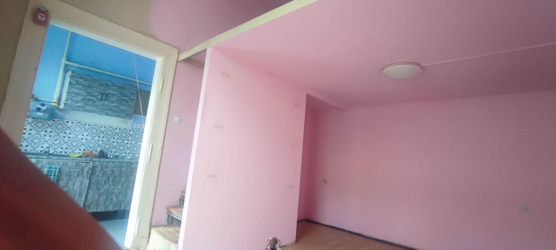 Beköltözhető emeleti felújítandó kis lakás eladó a 8. kerületben - Kép 4