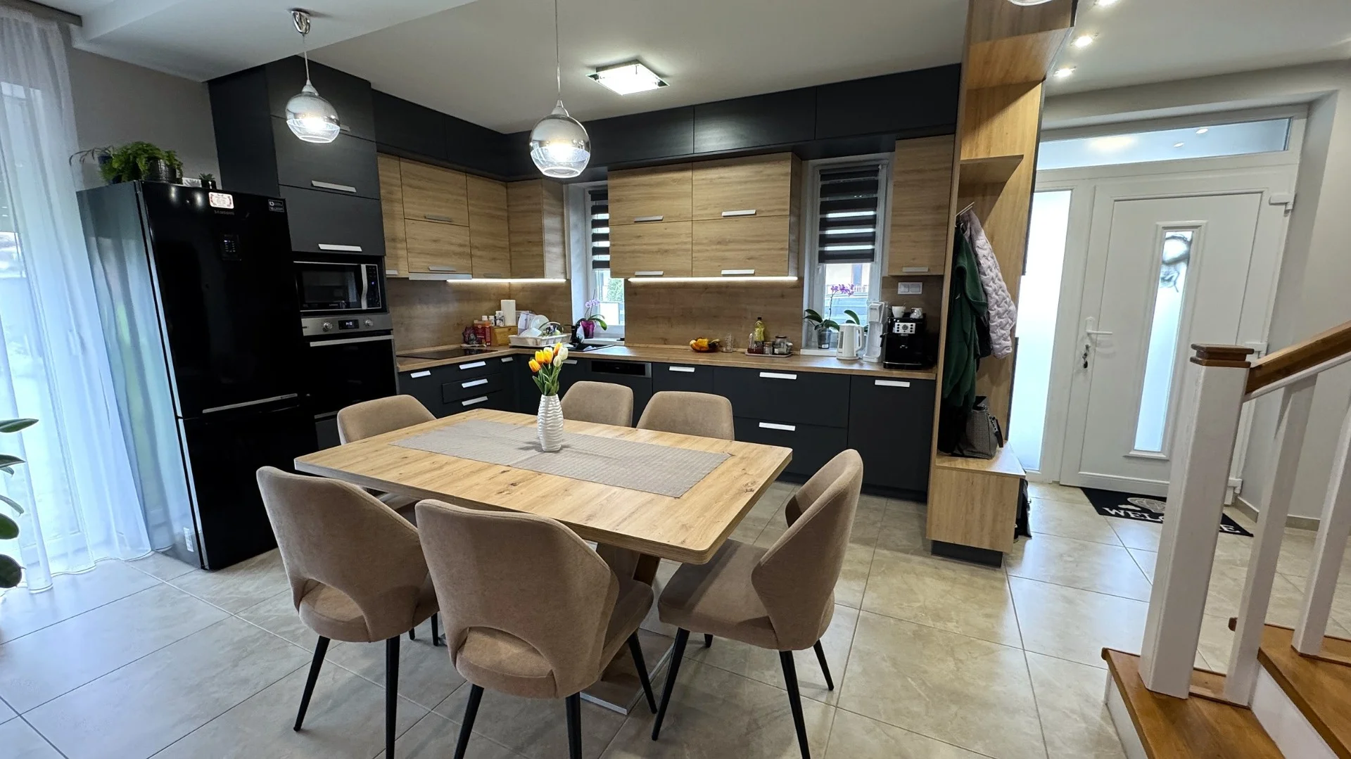 Nyíregyházán a Báthory lakóparkban, csendes aszfaltozott utcában, exkluzív prémium minőségű, magas műszaki tartalommal rendelkező 142 nm-es, 3 szoba-amerikai konyha-nappalis, családi ikerház, 500 nm-es parkosított udvarral eladó. - Kép 4