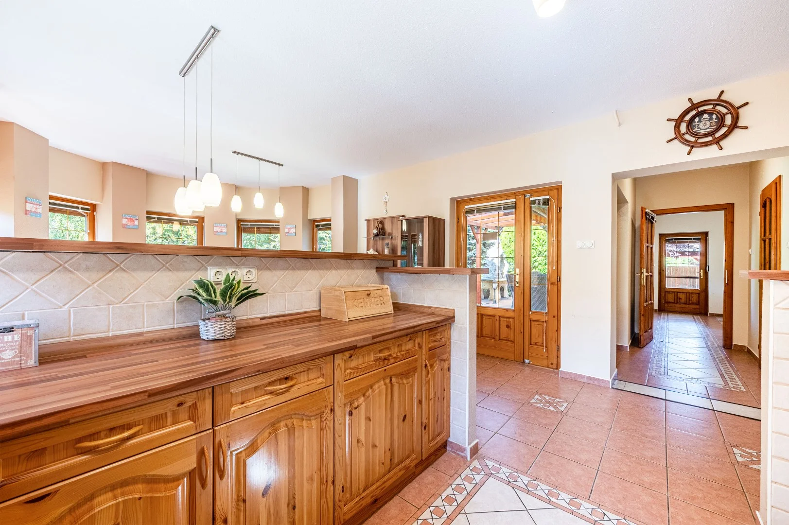 Balatonszárszón, mindössze 250 méterre a vízparttól és a közkedvelt szabad strandtól, eladó egy 2 éve felújított, azonnal költözhető kétszintes nyaraló! - Kép 6