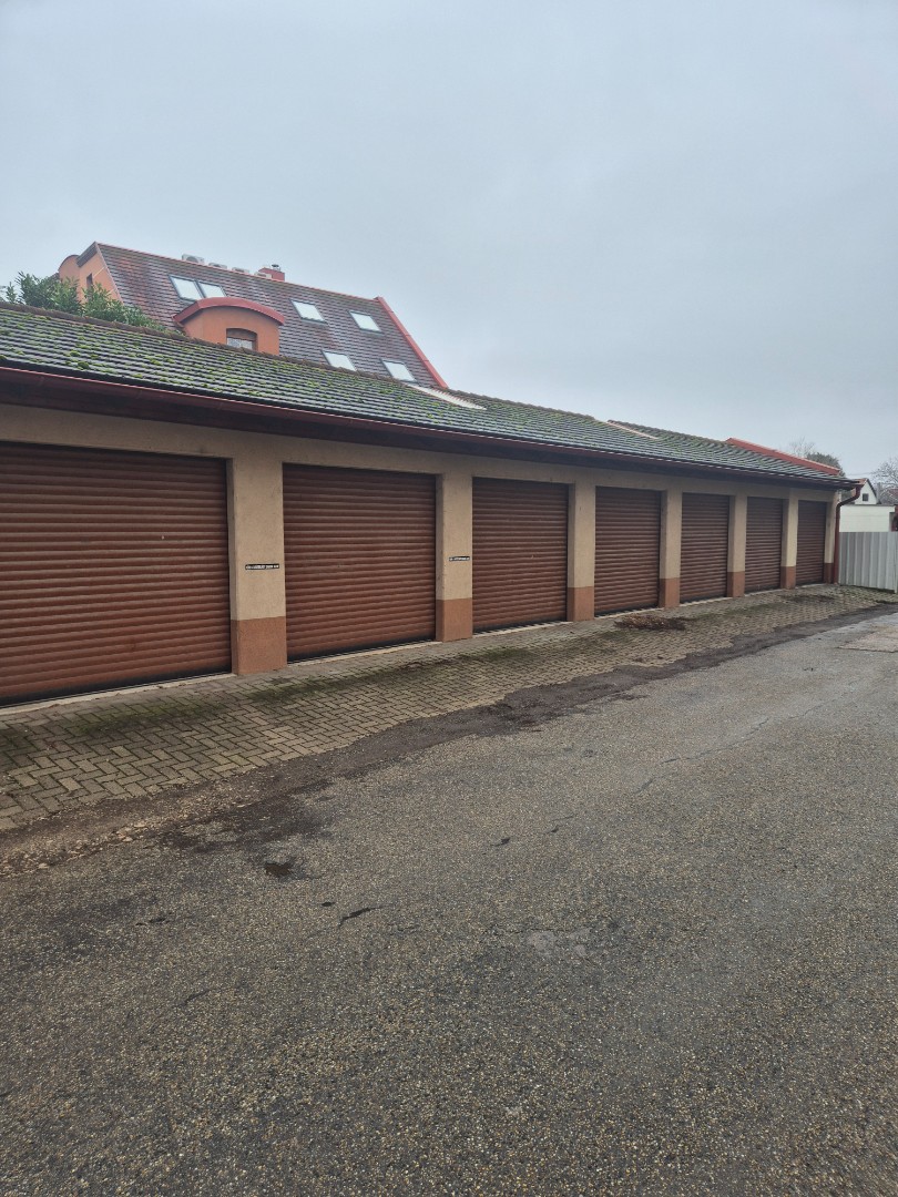 Székesfehérvár Fáy ltp 3 nál elektromos kapuval szerelt garázs eladó - Kép 2