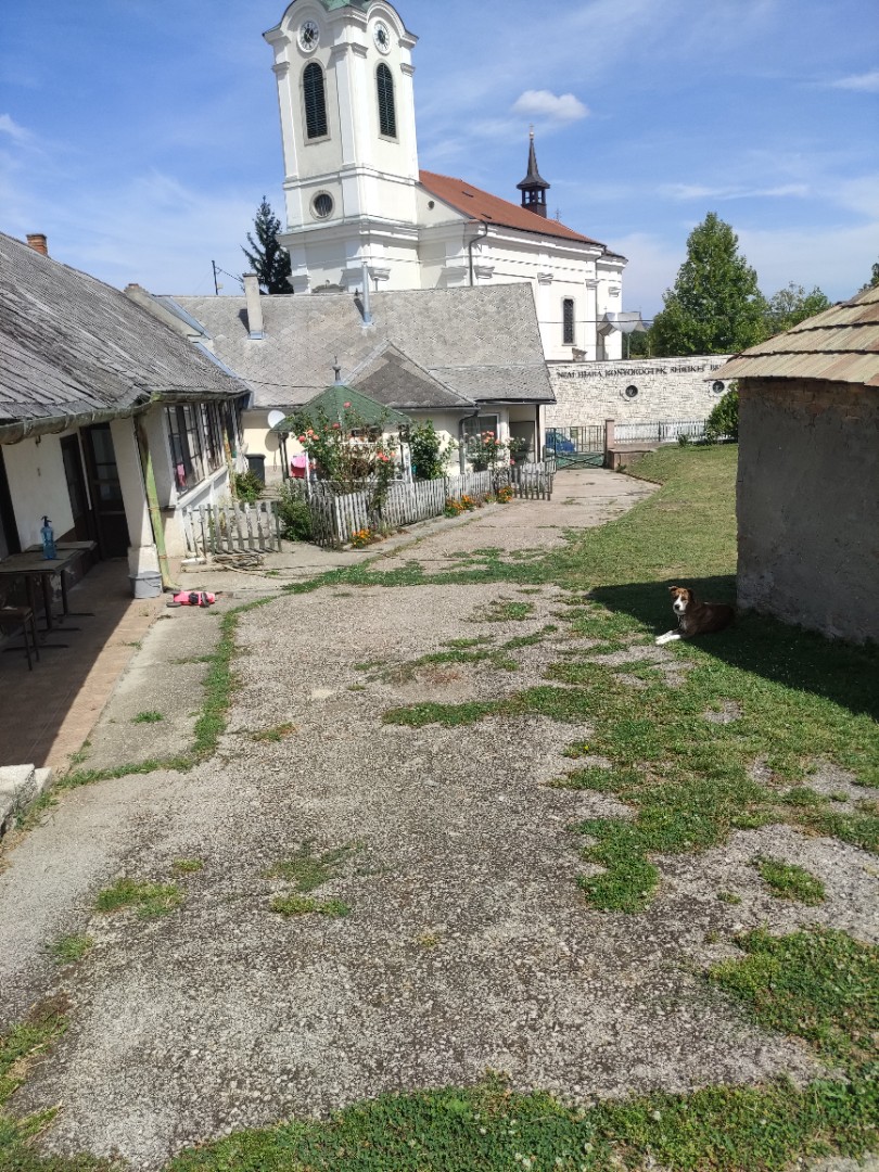 Eladó családi ház 2500m2 telken 2db különálló haz