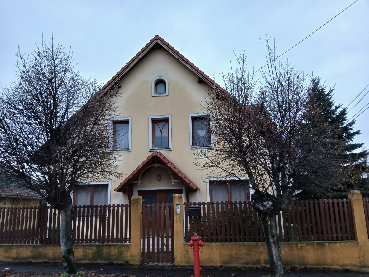 Csodás kétszintes háromlakásos családi kertesház melléképülettel - Kép 11