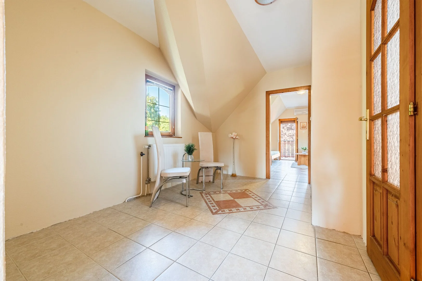 Balatonszárszón, mindössze 250 méterre a vízparttól és a közkedvelt szabad strandtól, eladó egy 2 éve felújított, azonnal költözhető kétszintes nyaraló! - Kép 8