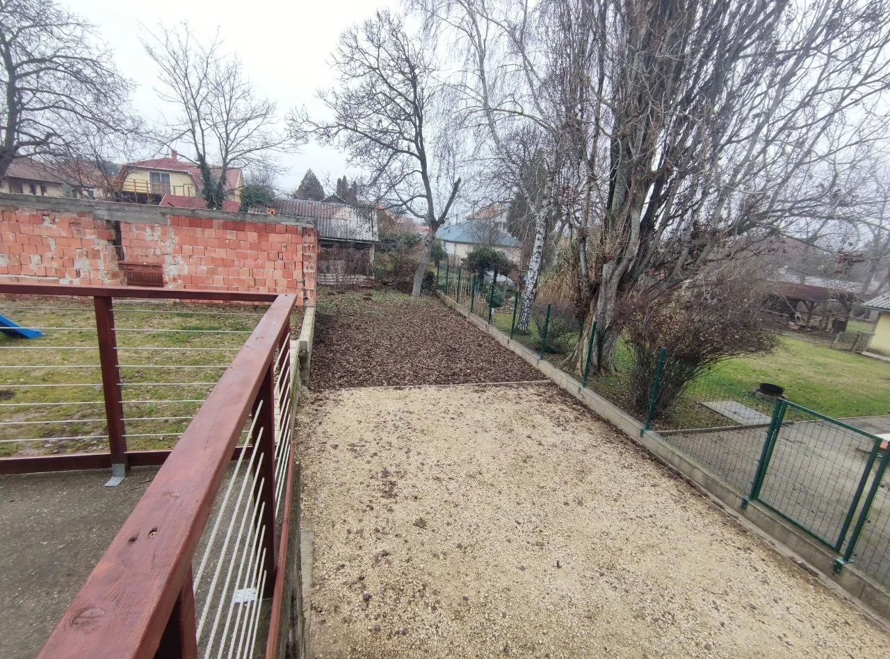 Pécel Fenyőfa utcában eladó 3 szintes, műszakilag felújított ház, befejezési lehetőséggel! - Kép 4