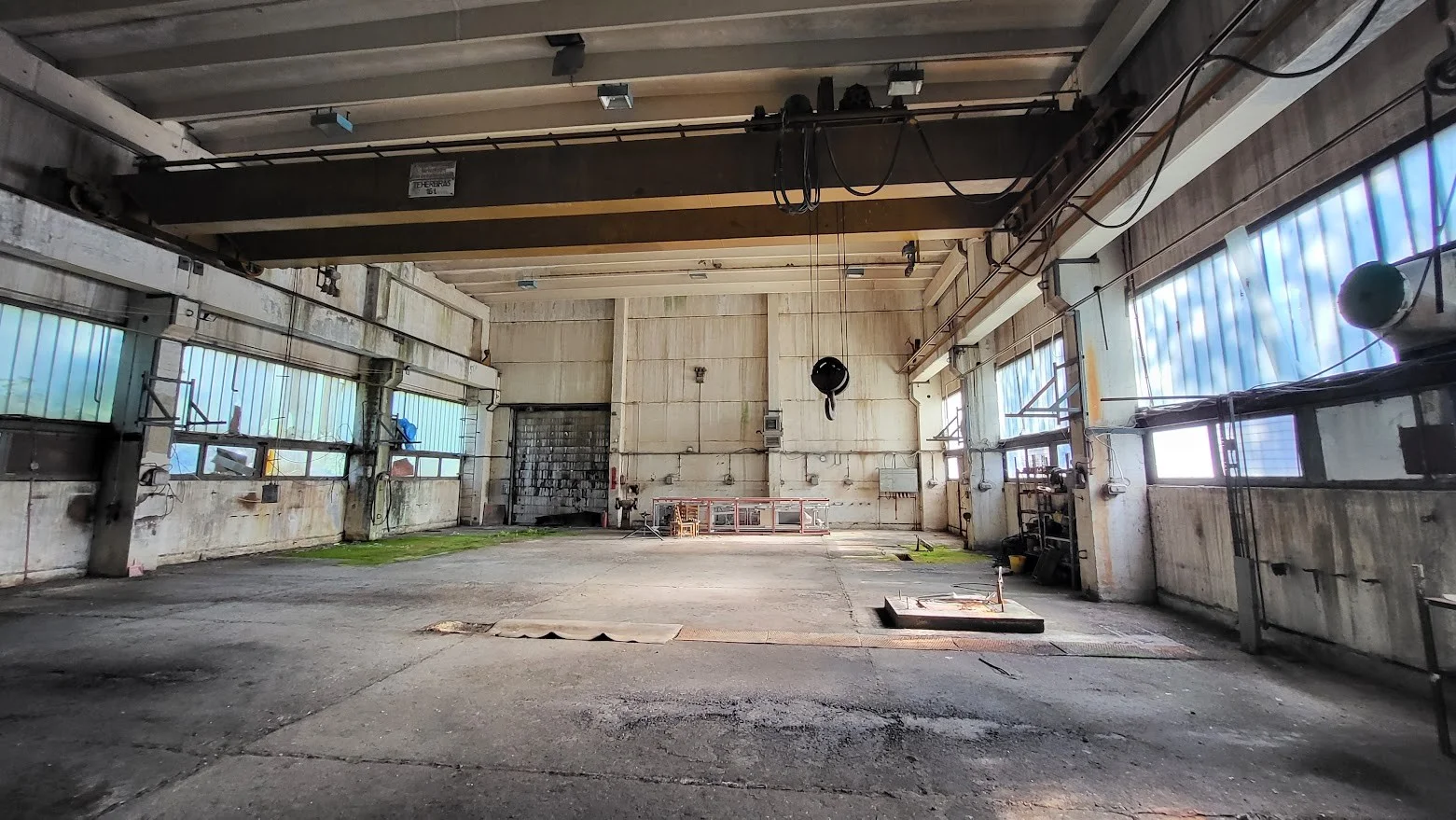 26 ha terület csarnokokkal, nagy kapacitású árammal és karsztvízzel - Kép 4