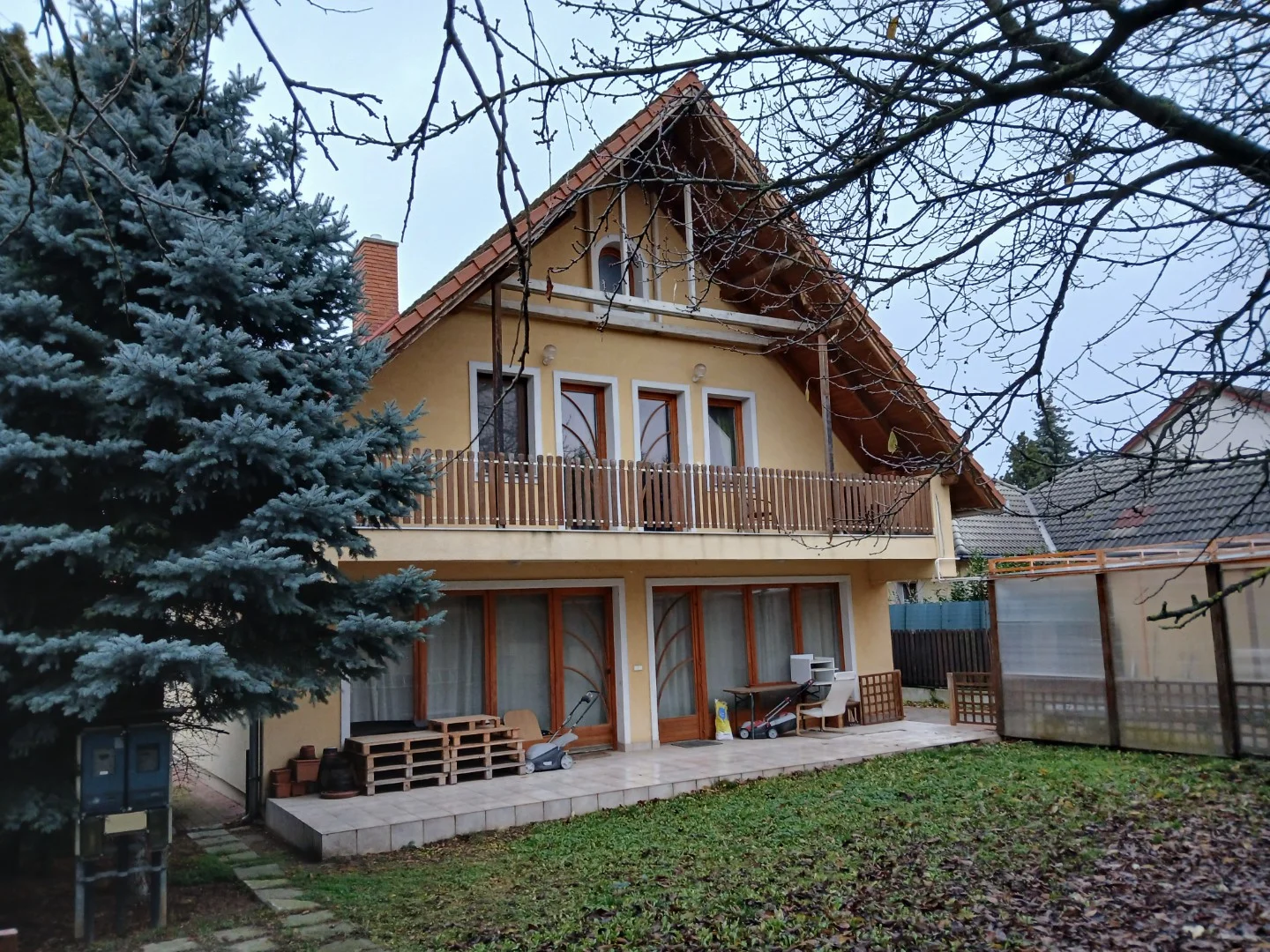 Csodás kétszintes háromlakásos családi kertesház melléképülettel - Kép 8