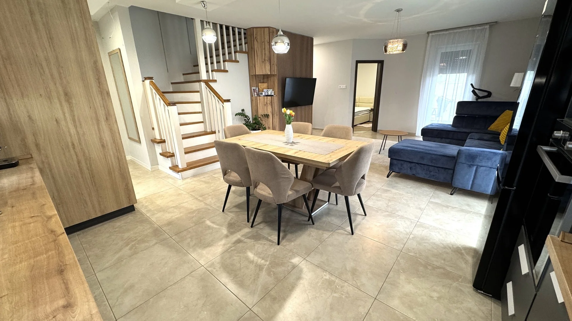 Nyíregyházán a Báthory lakóparkban, csendes aszfaltozott utcában, exkluzív prémium minőségű, magas műszaki tartalommal rendelkező 142 nm-es, 3 szoba-amerikai konyha-nappalis, családi ikerház, 500 nm-es parkosított udvarral eladó. - Kép 5