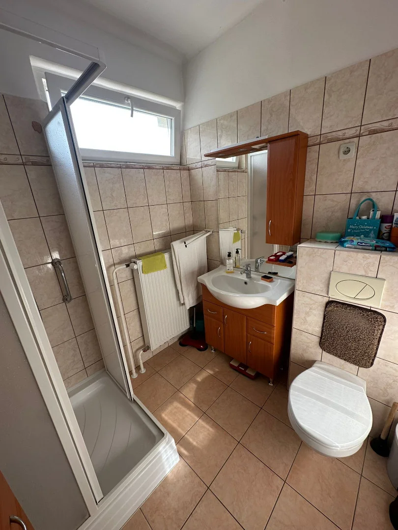 Bakonybélben Központi elhelyezkedésű családi ház keresi új tulajdonosát. - Kép 8