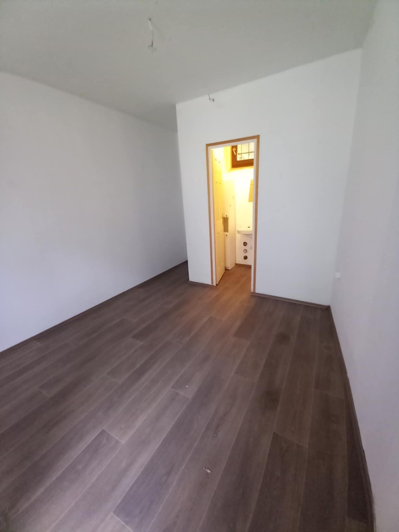 Belvárosi üzlet nagy utcafronti kirakattal kiadó - Kép 4