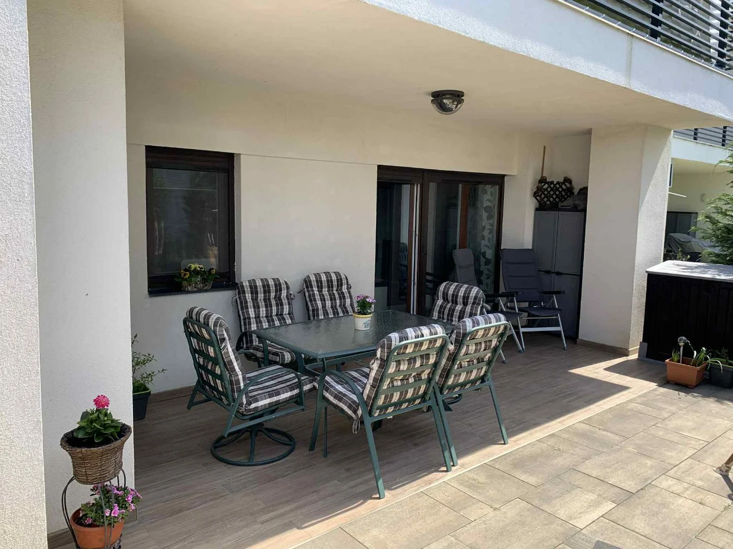 NÍVÓS AMERIKAI KONYHÁS FÖLDSZINTI LAKÁS SAJÁT UDVARRAL.